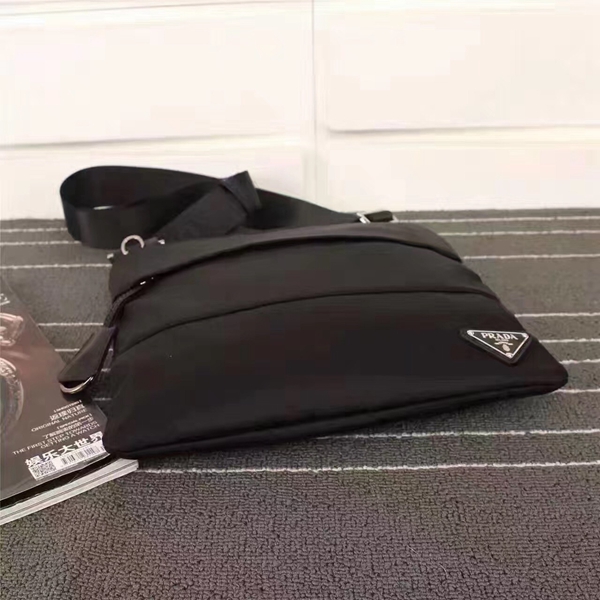 プラダバッグ背面デザイン